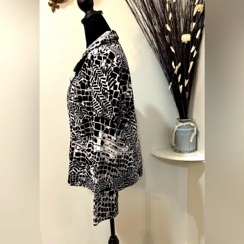 Chico’s Button-Up Black/White Snow leopard Print Artistic Jacket Size M - Picture 4 of 10